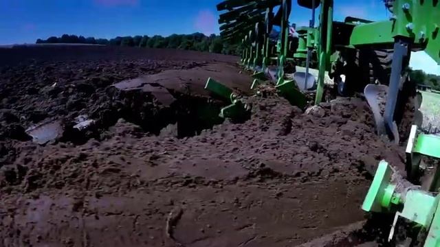 Трактор New Holland и плуг Hektor смотреть онлайн