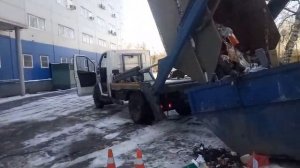 Как перегружать мусор в контейнер на контейнер на рогатке