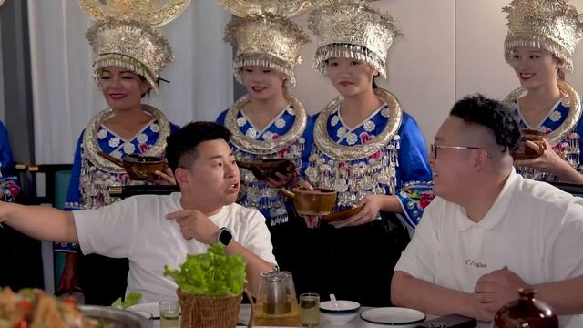 【超小厨】30斤大牛头一锅炖！香辣Q弹又麻又辣，一口一大坨4人吃爽了！ смотреть онлайн