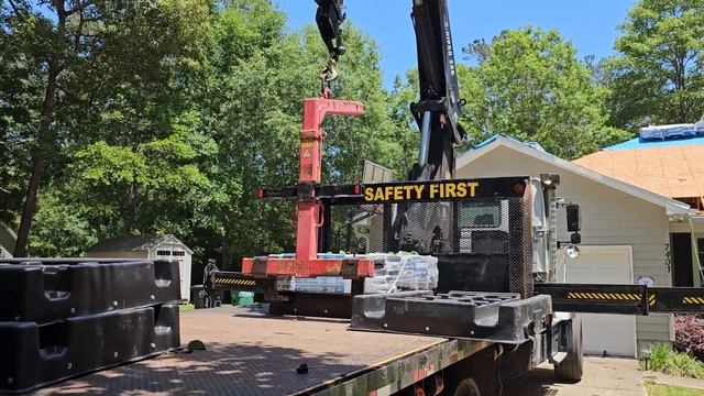 Removing EMF wedge platform with shingles from custom 2-way pallet смотреть онлайн