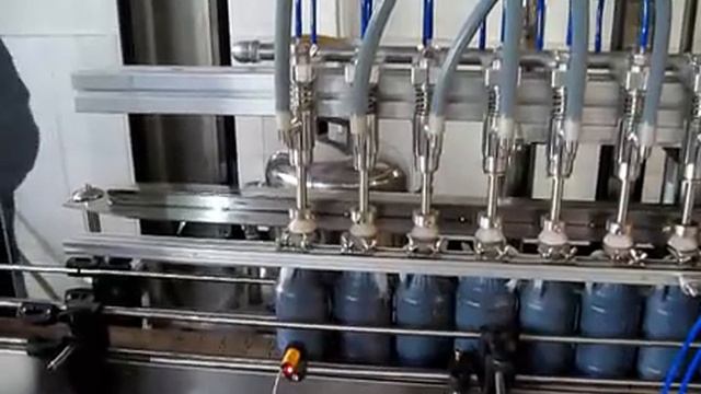 linear soy sauce filling machine./الخطي ملء آلة صلصة الصويا. смотреть онлайн