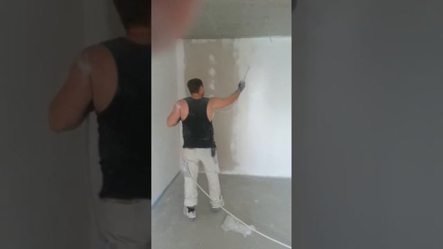 so schnell schtreicht mann die wand.вот так быстро красить стены смотреть онлайн