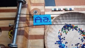 Узнайте, как написать букву А, используя бисер на ткацком станке для изготовления именных браслетов