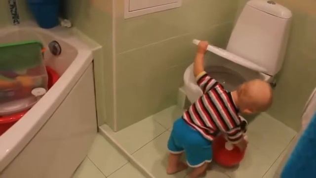 Малыш прячет игрушку Эти смешные дети смотреть онлайн
