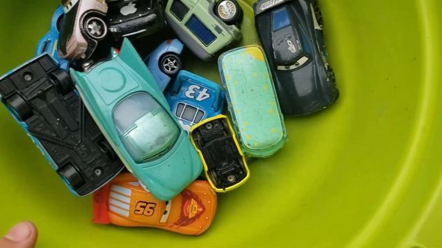 Disney Pixar Cars falling into deep pool, Lightning McQueen, Tow Mater, Mack, Sally, Francesco смотреть онлайн