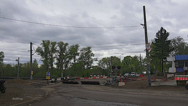 RailWay crossing. E-locomotive & container train. Two Diesel Loco / Поезда на жд переезде. Хабаровс смотреть онлайн