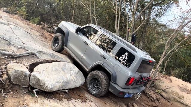 最新款坦克400挑戰爬坡，第一輛成功登頂的車！ 我比車主還緊張！【王成佛半山木屋农场】#tank#tank400#car#越野
