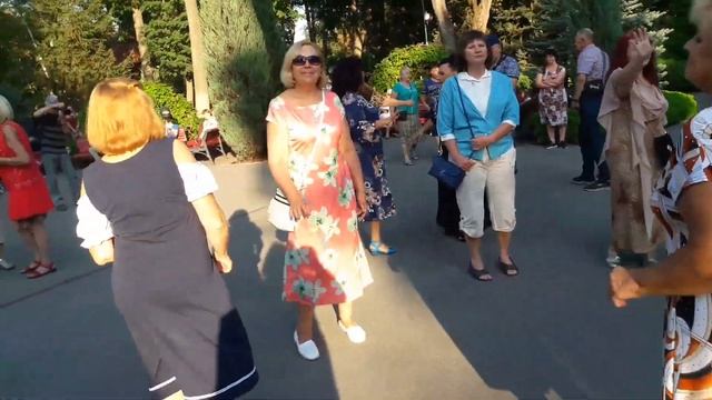 Ты очень красива в этом платье💃🌹 Счастливые минуты в парке Горького 💃🌹Харьков 2021 смотреть онлайн