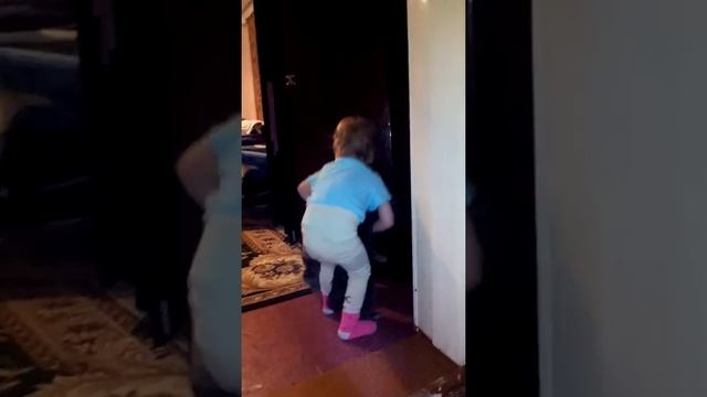 Прикол про ребёнка и кошек в углу носом.... смотреть онлайн