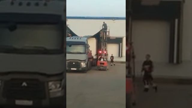 Укрытие груза тентом с помощью вилочных погрузчиков смотреть онлайн