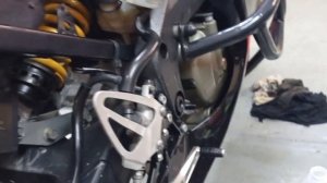 Замена тормозных колодок и жидкости на Honda CBR F4i