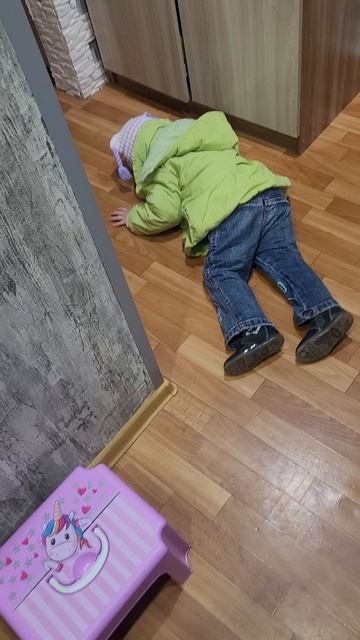 Арина не хочет заходить домой с улицы смотреть онлайн