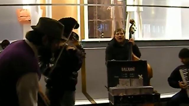 Beethoven meets James Brown!! - Konnexion Balkon смотреть онлайн