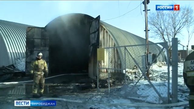 Огонь вспыхнул в ангарах с автотехникой  утром в Биробиджане