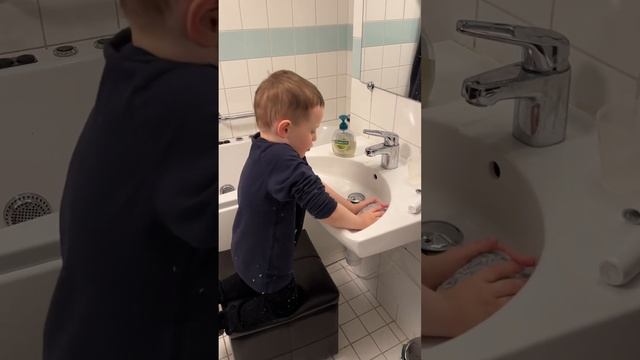 Саша нашел нитки, играет сам