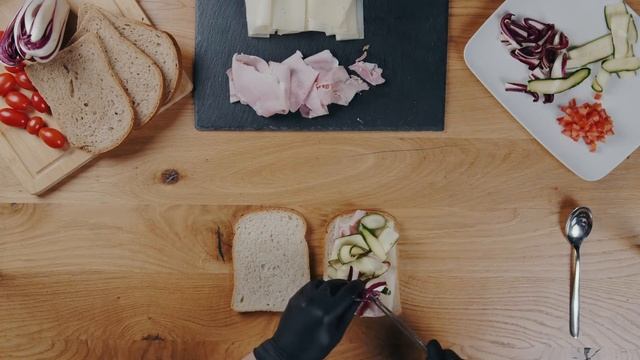 Toast con Pan Cappello, cotto alla brace, verdure marinate, formaggio della Val Pusteria смотреть онлайн