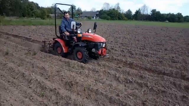 Минитрактор МТЗ 112 Н -01, первая обработка картофеля. Окучивание. # мтз #минитрактор #техника смотреть онлайн