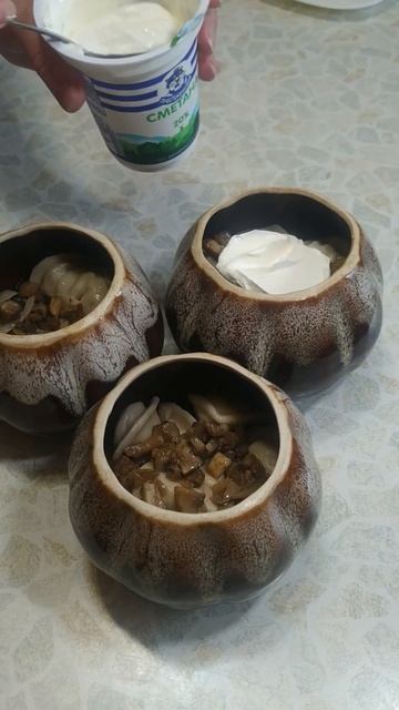 Пельмені у горщику з грибами та сиром :)