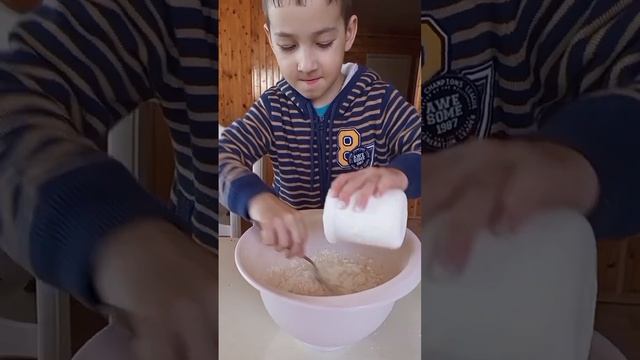 Все в шоколаде 🍫 Готовим пончики с шоколадом 🍩 пишите в комментариях, сколько свинок насчитали🤫