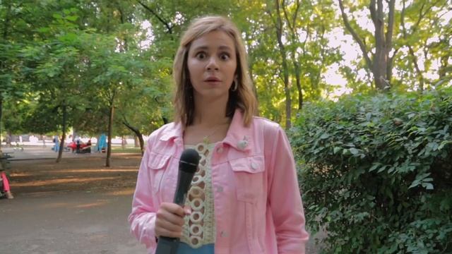 Журналист опрашивает горожан