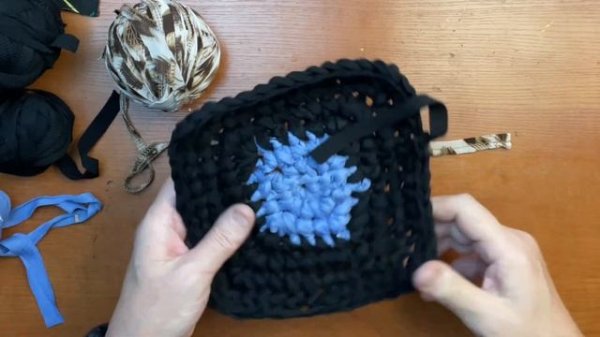 Квадратный коврик крючком из трикотажных футболок.