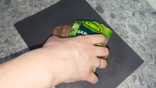 Курица с помидорами и сыром.