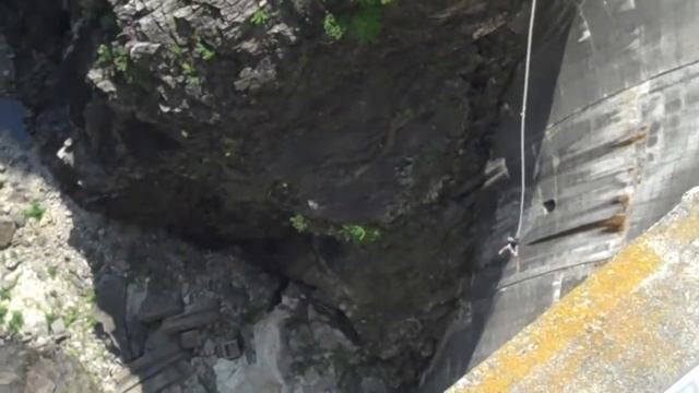 Verzasca Dam bungee switzerland смотреть онлайн