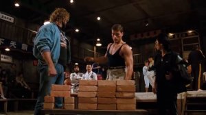 Дюкс разбивает нижний кирпич. Кровавый спорт. (Отрывок из фильма)