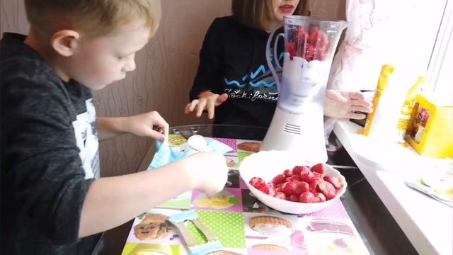 КЛУБНИКА🍓ДЕЛАЕМ КОКТЕЛЬ🥛🍓СЕМЬЯ ИЗ ТАГИЛА👨👩👧👦