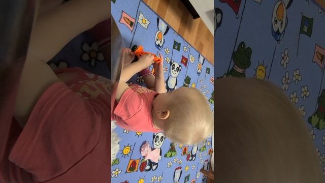 Арина надевает носочки смотреть онлайн