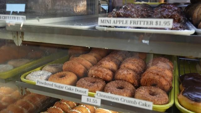 DK's Donuts and Jennie Fou Lee #Donuts #LA #SantaMonica #KneadedLA смотреть онлайн