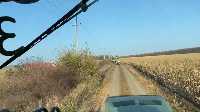 Машины в ожидании загрузки зерном кукурузы с поля. смотреть онлайн