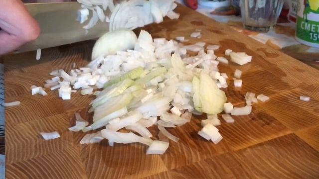 Режу овощи (морковь, лук, картофель)