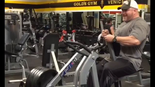 KICKBOXER does BODYBUILDING | Gold's Venice with Big J | Ripped Rosales смотреть онлайн