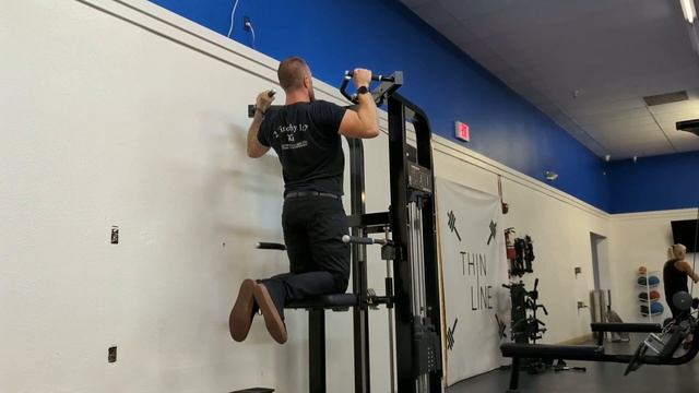 Machine Assisted Pull Ups смотреть онлайн