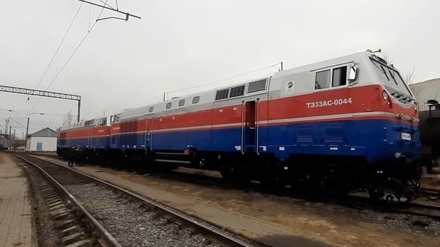 Новенькие ТЭ33 только с завода в депо Нур-Султан. смотреть онлайн