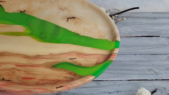 Блюдо из капового клена, полимерной смолы смотреть онлайн