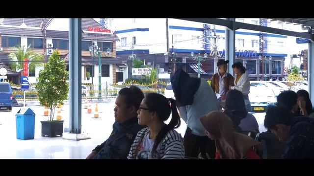 Happy Asmara - Lewat Angin Wengi (Official Music VIdeo) смотреть онлайн