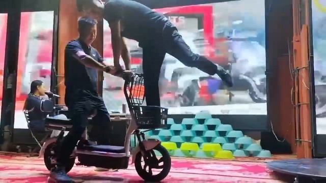 China's domestic electric vehicle promotion. The most traditional form of promotion. смотреть онлайн