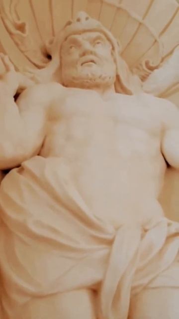 Польша Варшава большая статуя королевский дворец Лазенки.Poland Warsaw big statue palace Lazienki. смотреть онлайн