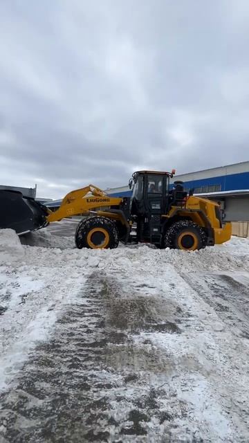 Фронтальный погрузчик чистит дорогу #спецтехника #liugong #фронтальныйпогрузчик смотреть онлайн