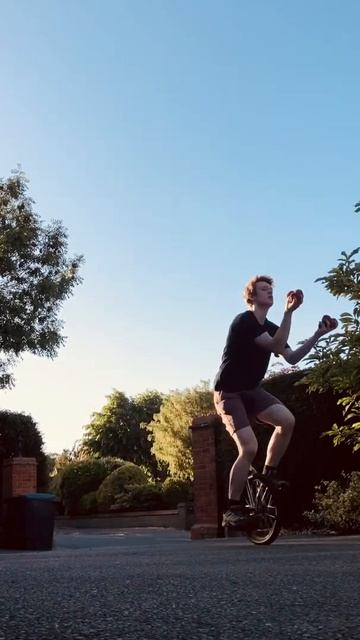 Juggling 8 Balls On A Unicycle! смотреть онлайн