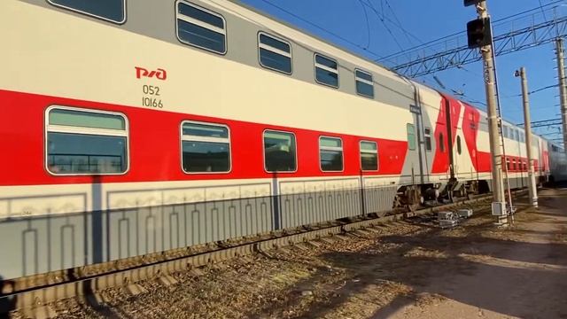 ЭП20-054 с двухэтажным поездом №4 Москва - Кисловодск смотреть онлайн