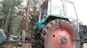 Заготавливаю дрова. Работаю одна на хуторе. Трактор ЮМЗ в деле