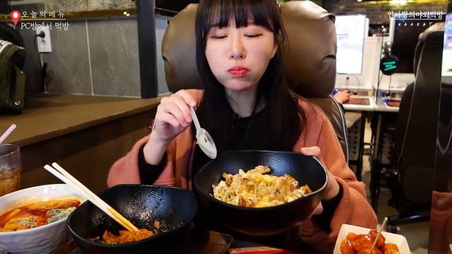 PC방 털기!! 맛있는게 왜이렇게 많죠.....? 삼겹살 비빔면, 치킨마요덮밥, 떡볶이, 소세지 등등 먹방!! Eating snacks in the PC room!! MUKBAN смотреть онлайн