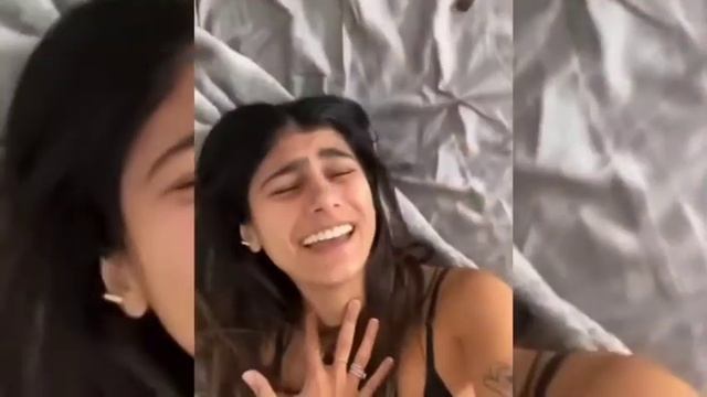 MIA KHALIFA BAILANDO Y CANTANDO REGGAETON😱