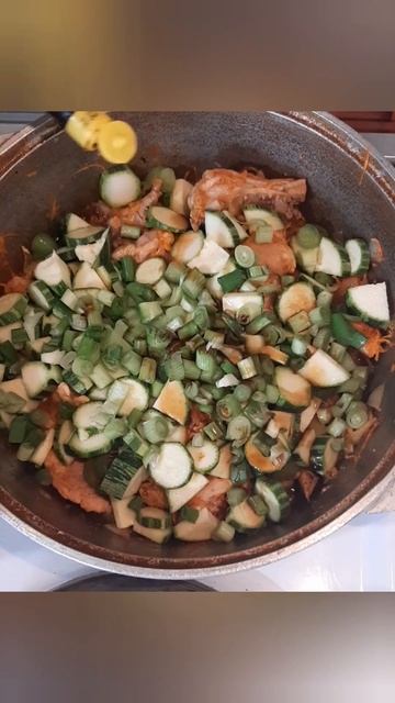 Курица с овощами и гречневой лапшой в казане.