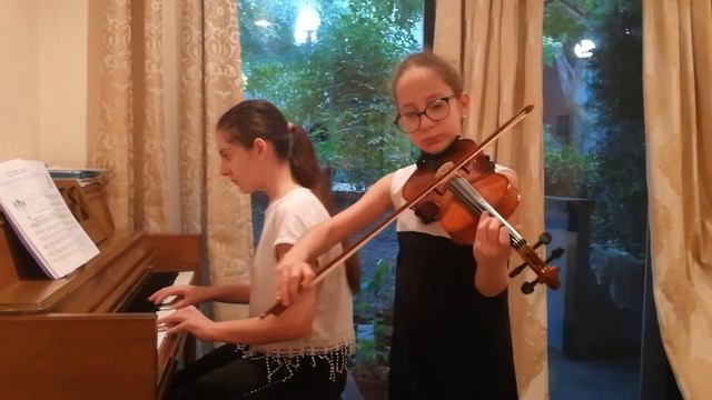 " В лесу родилась ёлочка", исполняет Тонян Аревик, акомпонирует Тонян Маргарита. смотреть онлайн