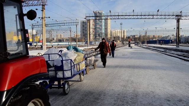 Трактор с тележками на станции Екатеринбург-Пасс смотреть онлайн