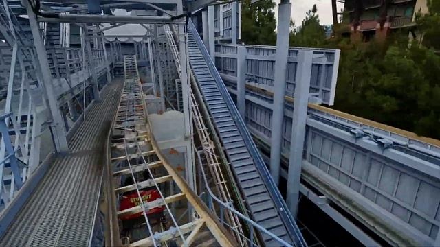 Goofy's Sky School 2024 - Disney California Adventure Ride [4K60 POV] смотреть онлайн